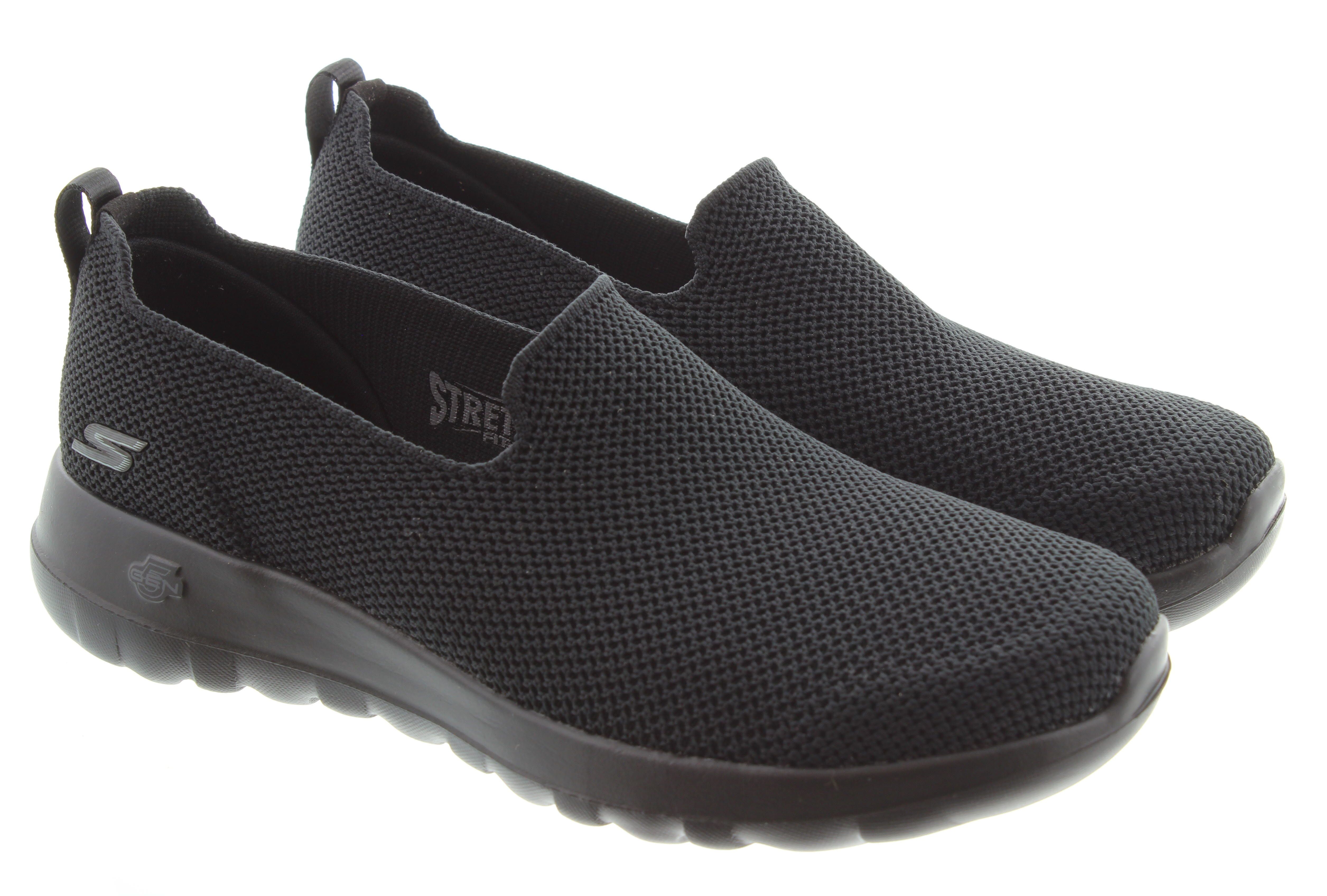 All deals black pumps