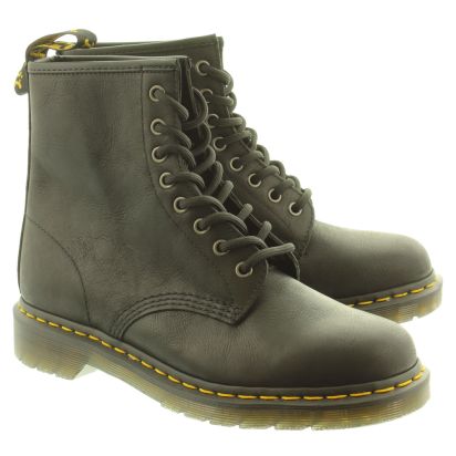 dr martens 146 black carpathian